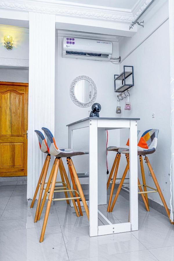 Naiveli-Palm Appartement Meuble Sobre Et Chic Douala Exterior foto
